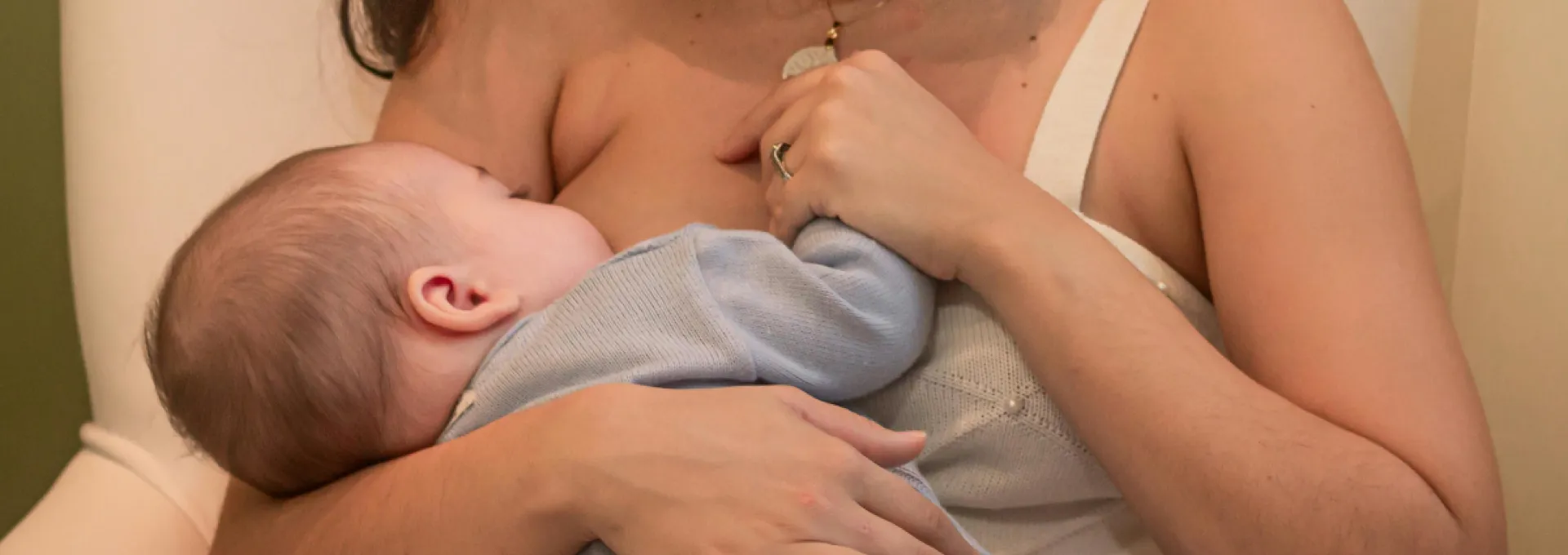 Posizioni per l’allattamento: come trovare il massimo comfort per mamma e bambino