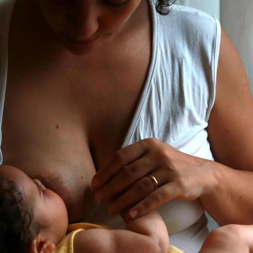mamma che allatt al seno suo bambino.