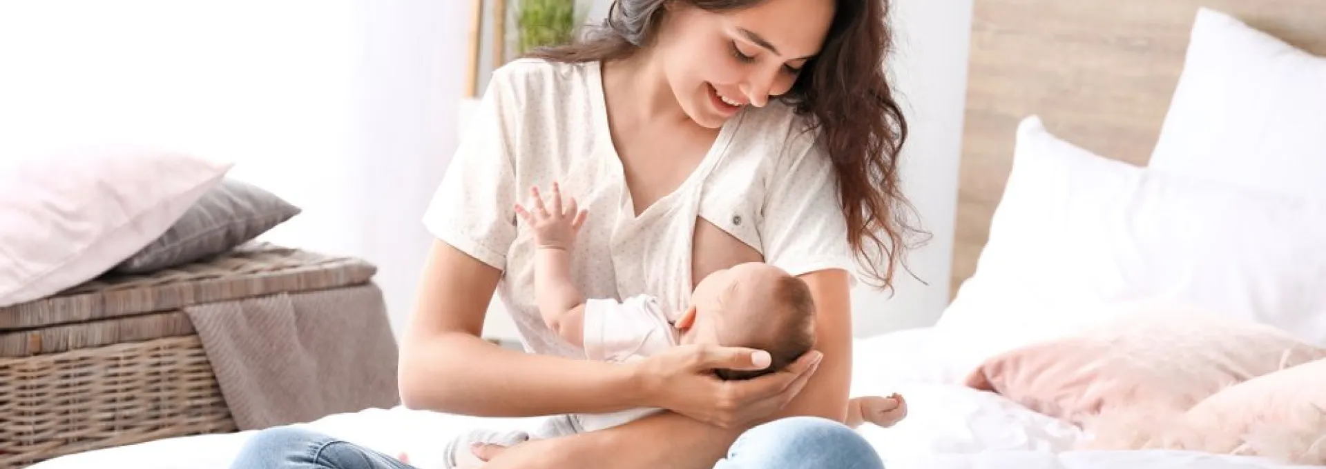 Dopo i 6 messi è possibile iniziare a somministrare alimenti liquidi o semi solidi, ma si può continuare ad allattare al seno per almeno un anno.