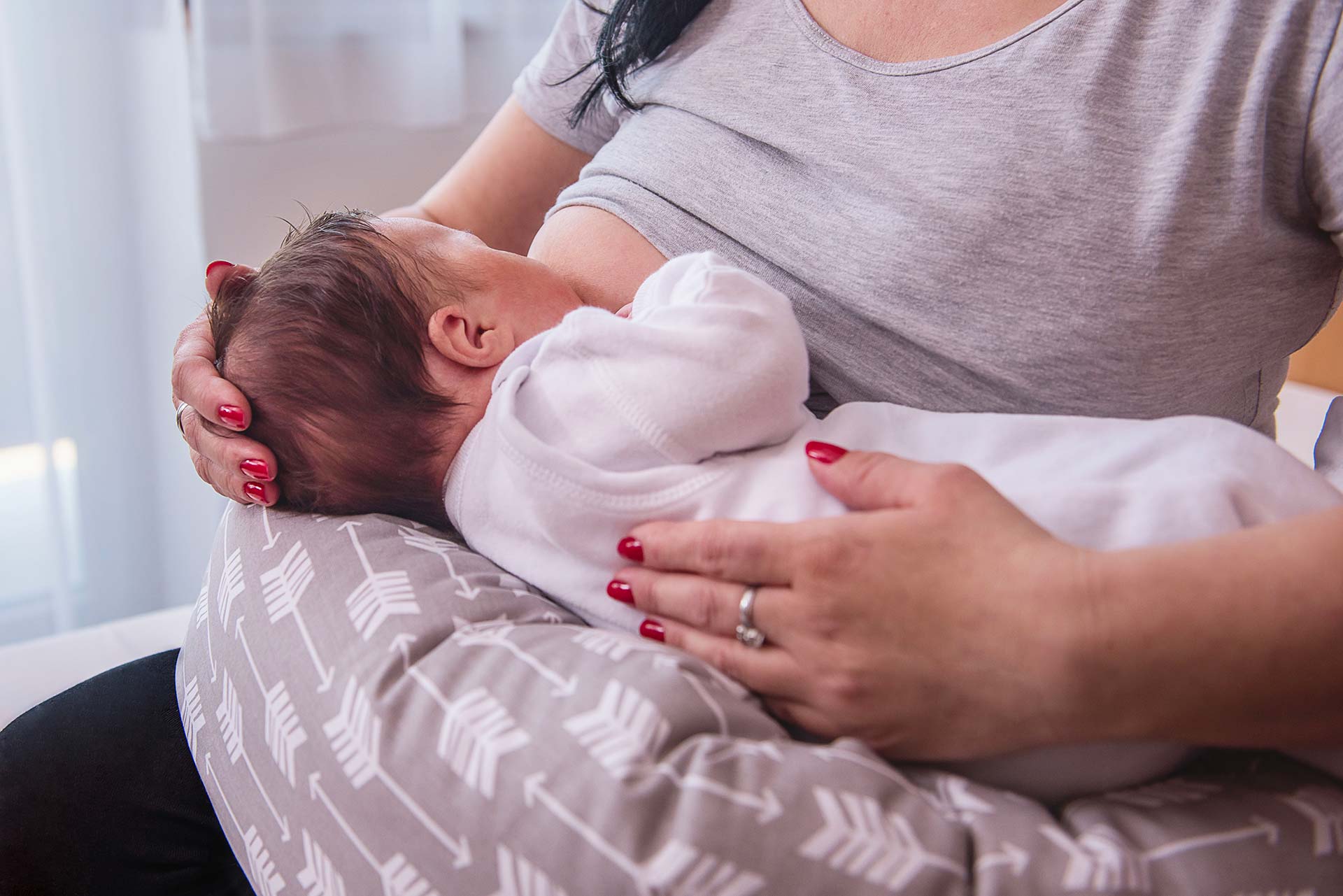 Cuscino per allattamento: vantaggi e come usarlo